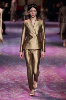 Греческие богини и жидкое золото на показе Dior Couture 45