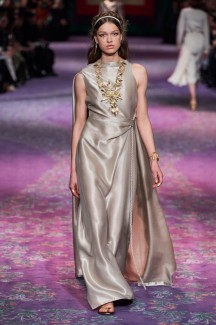 Греческие богини и жидкое золото на показе Dior Couture 17