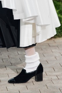 Время белого на показе Chanel Haute Couture 2020 59