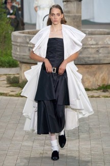 Время белого на показе Chanel Haute Couture 2020 61