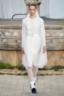 Время белого на показе Chanel Haute Couture 2020 89