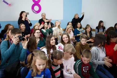 Белорусские красавицы устроили праздник для воспитанников SOS - Детской деревни 8