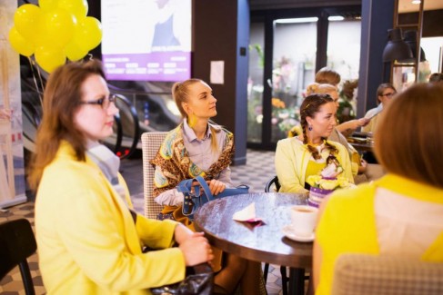 Фоторепортаж: желтый PRET-A-PORTAL Fashion Coffee в ТЦ Метрополь 5