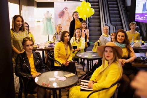Фоторепортаж: желтый PRET-A-PORTAL Fashion Coffee в ТЦ Метрополь 18