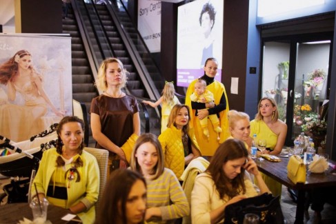 Фоторепортаж: желтый PRET-A-PORTAL Fashion Coffee в ТЦ Метрополь 88