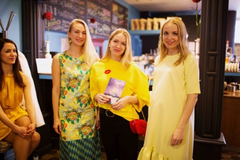 Фоторепортаж: желтый PRET-A-PORTAL Fashion Coffee в ТЦ Метрополь 94