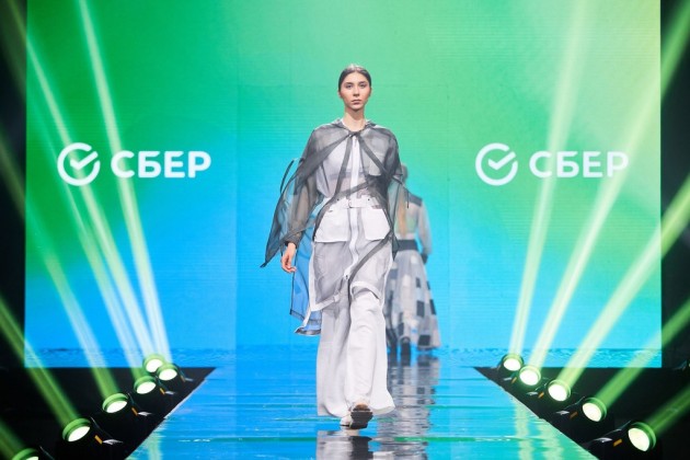 14 сезон Brands Fashion Show | Показ ярких работ конкурса «СБЕРЕЖЕМ: апсайклинг и дизайн 2022» 12