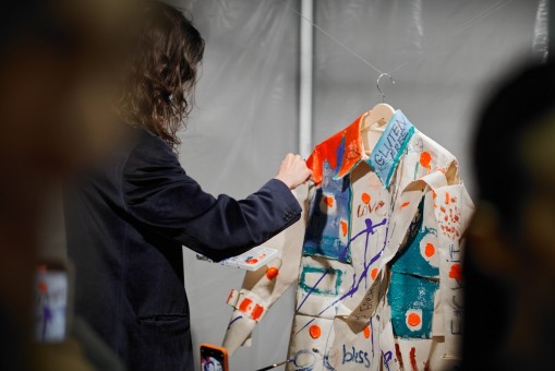 Бэнкси, Марина Абрамович и Лучо Фонтана: в Галерее ДК прошла экспозиция оммажей на самые известные произведения  искусства, созданная белорусской фэшн-маркой LSD Clothing 49