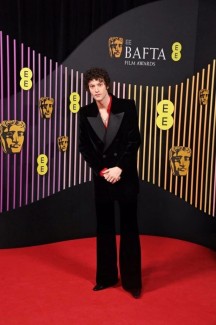 Премия BAFTA 2024: лауреаты и образы красной ковровой дорожки 12