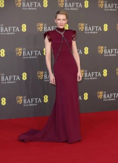 Премия BAFTA 2024: лауреаты и образы красной ковровой дорожки 15