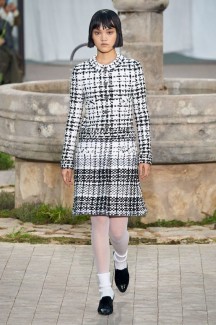 Время белого на показе Chanel Haute Couture 2020 17