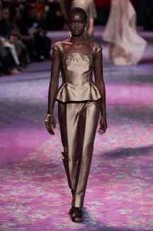 Греческие богини и жидкое золото на показе Dior Couture 40