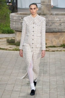 Время белого на показе Chanel Haute Couture 2020 39
