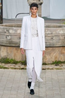 Время белого на показе Chanel Haute Couture 2020 40