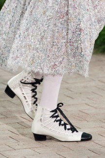 Время белого на показе Chanel Haute Couture 2020 43