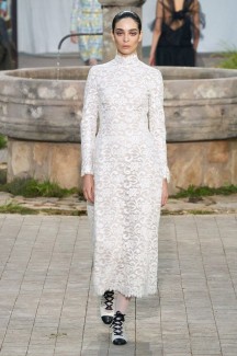 Время белого на показе Chanel Haute Couture 2020 56
