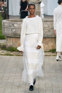 Время белого на показе Chanel Haute Couture 2020 66