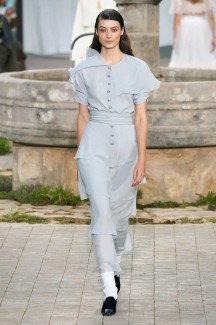 Время белого на показе Chanel Haute Couture 2020 69