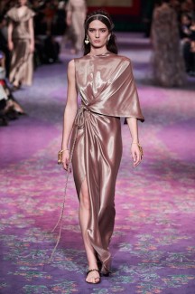 Греческие богини и жидкое золото на показе Dior Couture 50