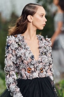 Время белого на показе Chanel Haute Couture 2020 77