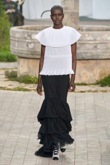 Время белого на показе Chanel Haute Couture 2020 87