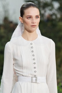Время белого на показе Chanel Haute Couture 2020 88