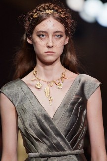 Греческие богини и жидкое золото на показе Dior Couture 34