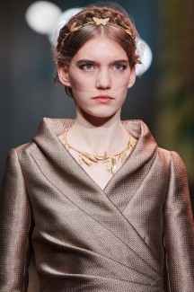 Греческие богини и жидкое золото на показе Dior Couture 12