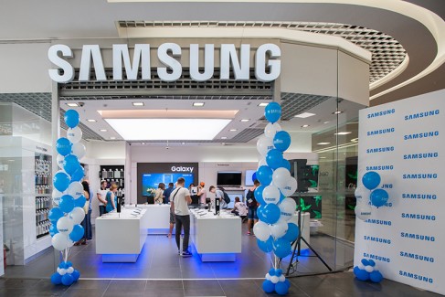 Открытие фирменного магазина Samsung 56