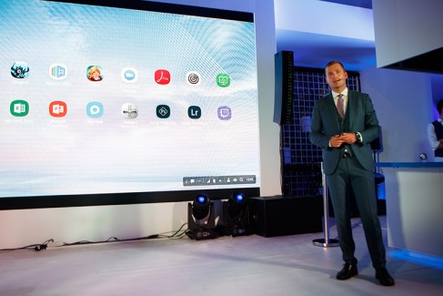 Смартфон, который может все: Samsung Galaxy Note8 официально представили в Москве 21