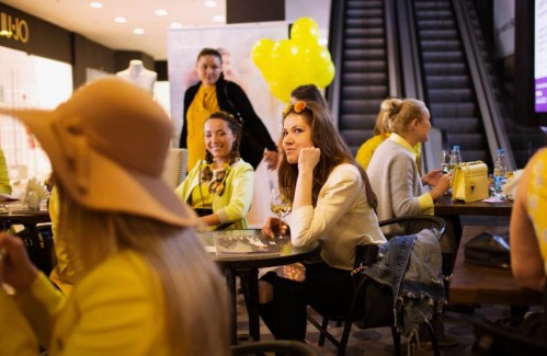 Фоторепортаж: желтый PRET-A-PORTAL Fashion Coffee в ТЦ Метрополь 19