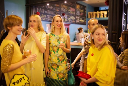 Фоторепортаж: желтый PRET-A-PORTAL Fashion Coffee в ТЦ Метрополь 23