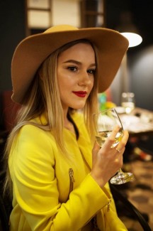 Фоторепортаж: желтый PRET-A-PORTAL Fashion Coffee в ТЦ Метрополь 25