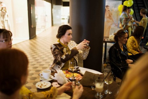 Фоторепортаж: желтый PRET-A-PORTAL Fashion Coffee в ТЦ Метрополь 26