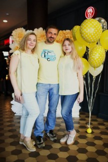 Фоторепортаж: желтый PRET-A-PORTAL Fashion Coffee в ТЦ Метрополь 64