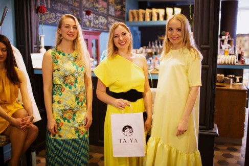Фоторепортаж: желтый PRET-A-PORTAL Fashion Coffee в ТЦ Метрополь 93