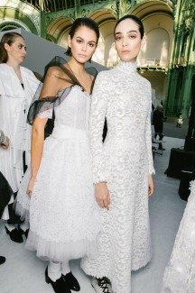 Время белого на показе Chanel Haute Couture 2020 9