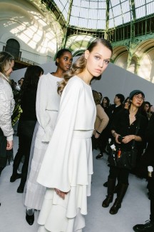 Время белого на показе Chanel Haute Couture 2020 8