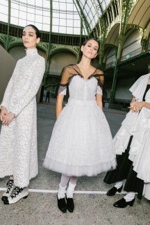 Время белого на показе Chanel Haute Couture 2020 5