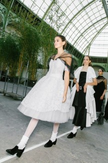 Время белого на показе Chanel Haute Couture 2020 4