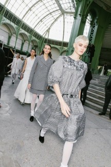 Время белого на показе Chanel Haute Couture 2020 3