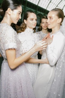 Время белого на показе Chanel Haute Couture 2020 1