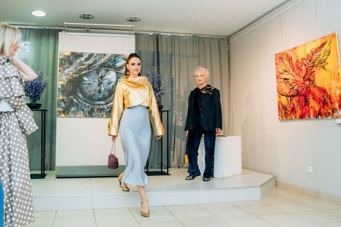 Показ в формате "Ожившие картины" в образах от белорусских дизайнеров прошел на финисаже художницы Светланы Воробей 8