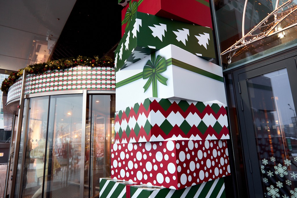 5-метровая гора подарков, эльфы и почта Санта Клауса: чем решил удивить торговый центр под Новый год 1