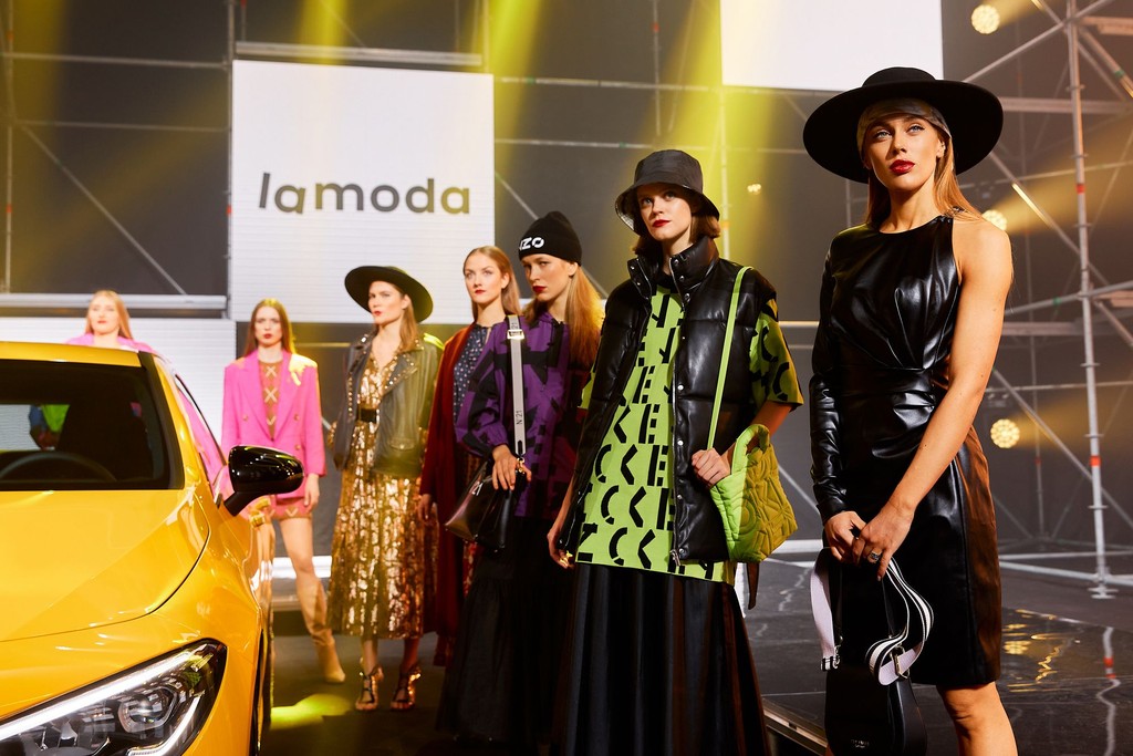 Машины вместо моделей и не только: смотрим 13-ый сезон Brands Fashion Show на VOKA 3