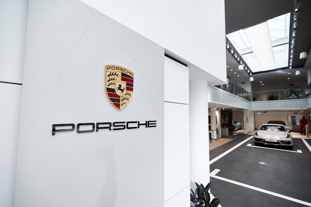 Открытие и мировая премьера: автоцентр Porsche нового формата и Porsche Taycan Cross Turismo 2