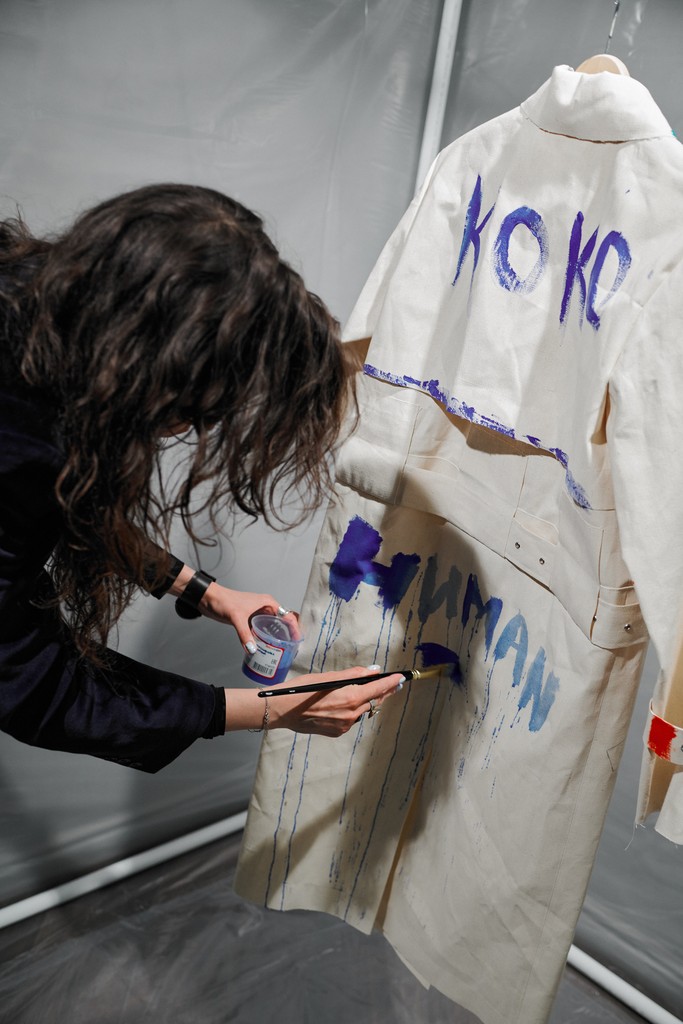 Бэнкси, Марина Абрамович и Лучо Фонтана: в Галерее ДК прошла экспозиция оммажей на самые известные произведения  искусства, созданная белорусской фэшн-маркой LSD Clothing 8