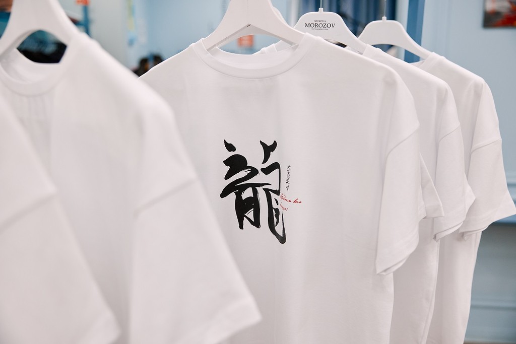 В канцэпт Краме презентовали авторские футболки с китайскими "предсказаниями" 1