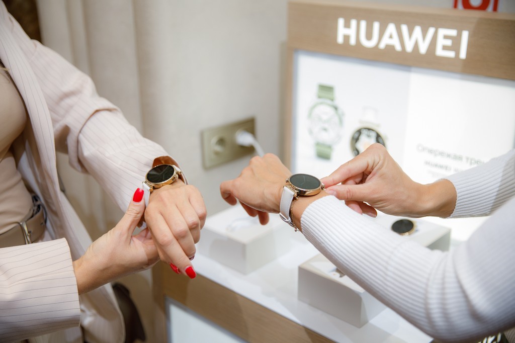 Huawei Watch GT 4 на руке