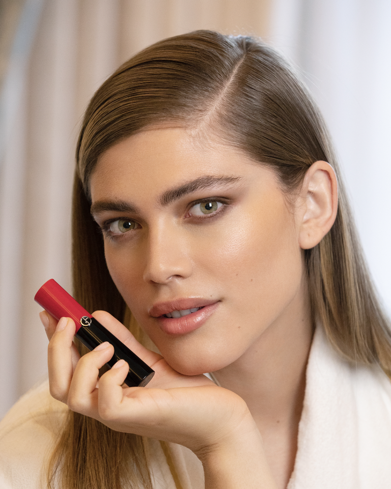 Трансгендерная модель Валентина Сампайо – новое лицо Armani beauty 1